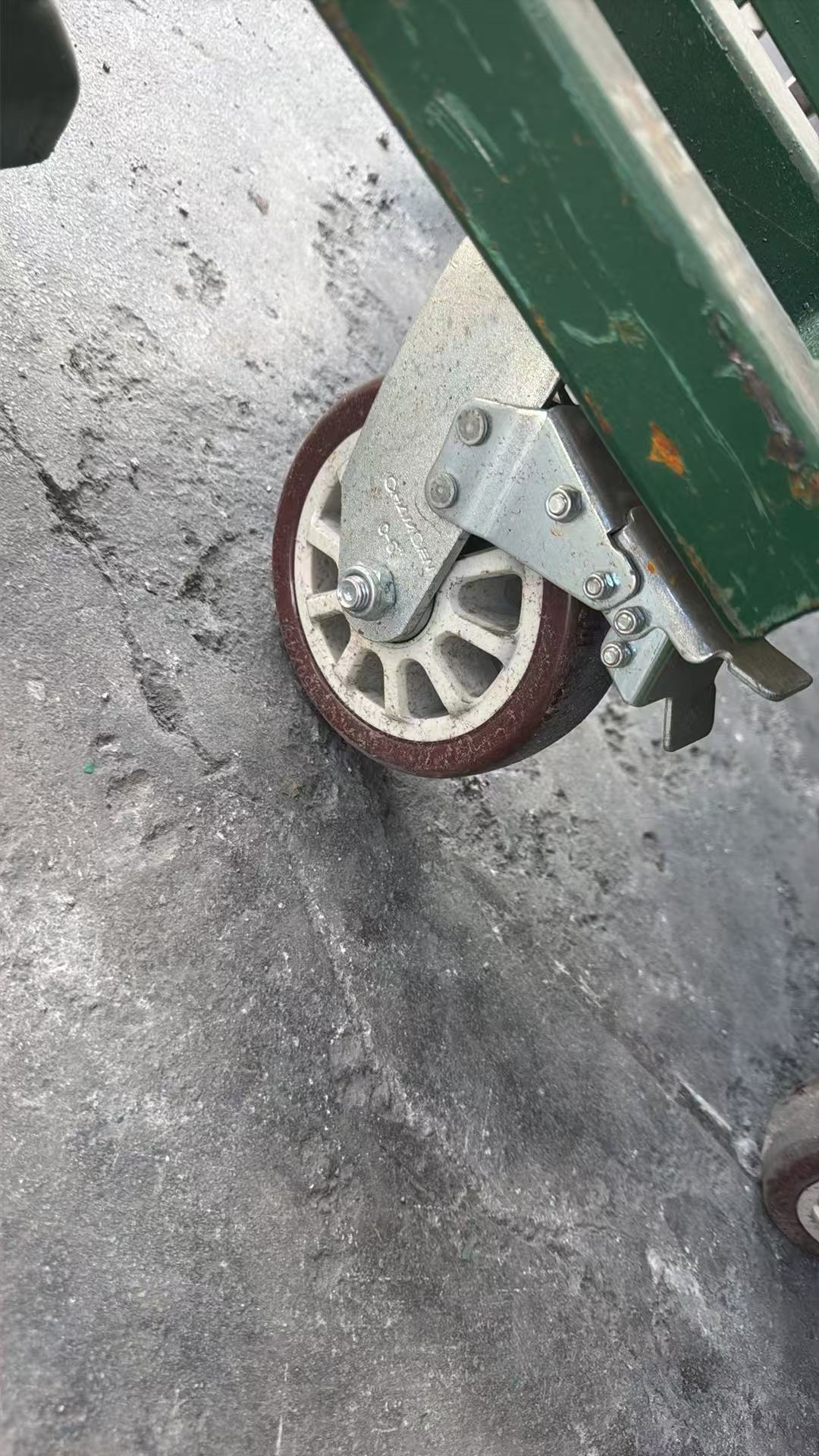 导向轮安装前的器具使用状态
