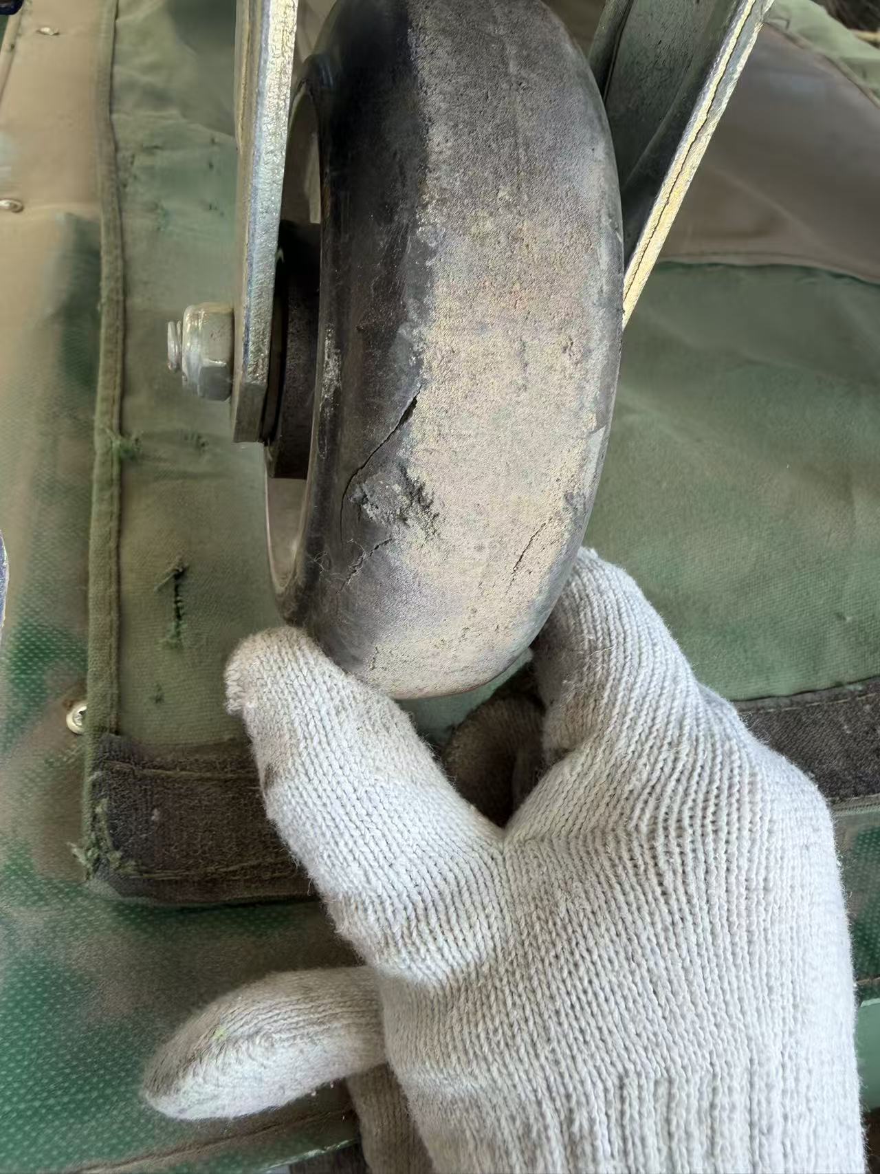 导向轮磨损与裂纹细节